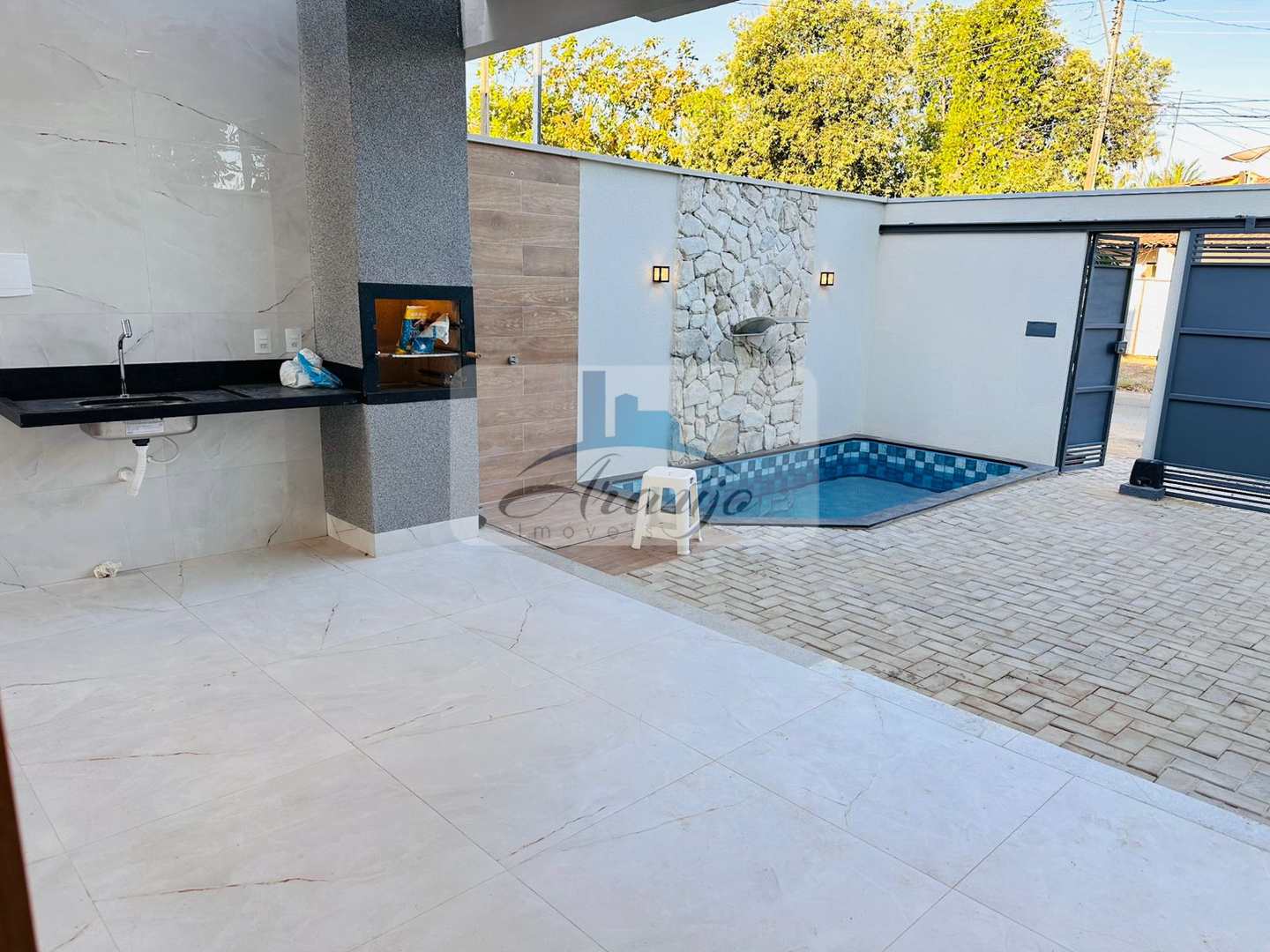 Casa à venda com 3 quartos, 180m² - Foto 1