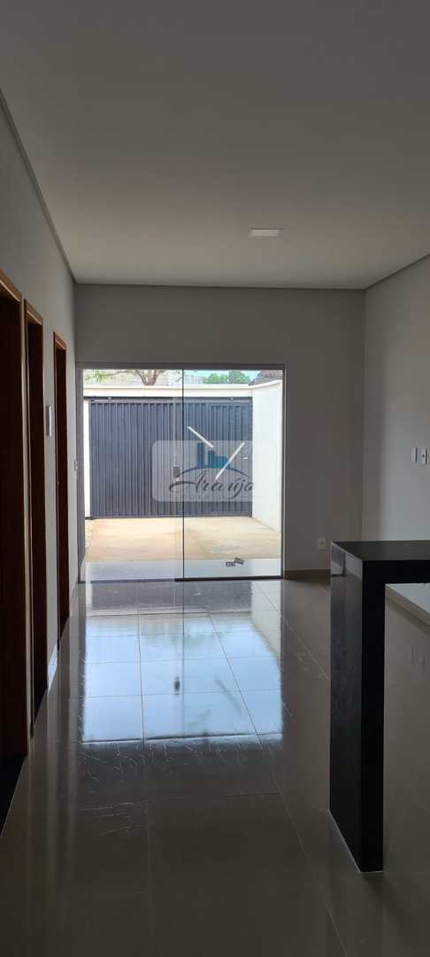 Casa à venda com 2 quartos, 64m² - Foto 2