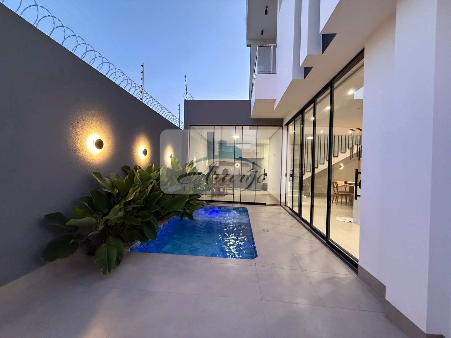 Casa à venda com 3 quartos, 360m² - Foto 1