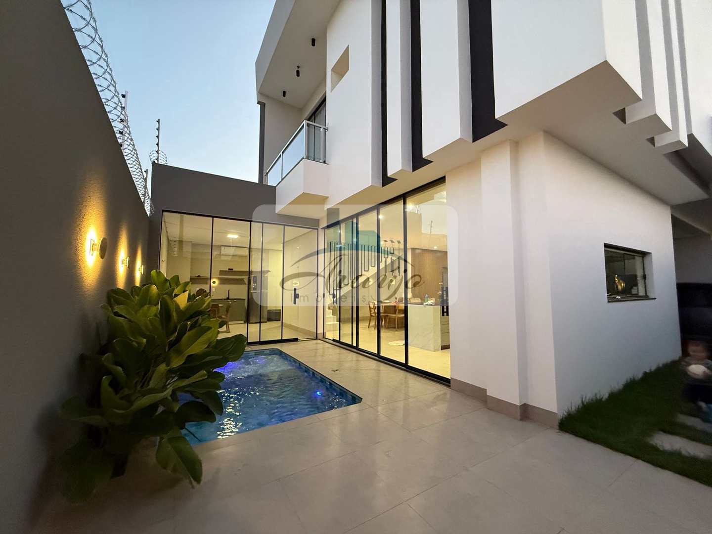 Casa à venda com 3 quartos, 360m² - Foto 2