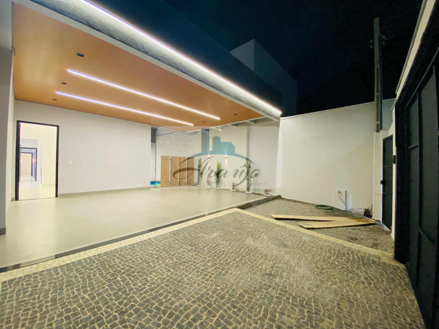 Casa à venda com 3 quartos, 238m² - Foto 1