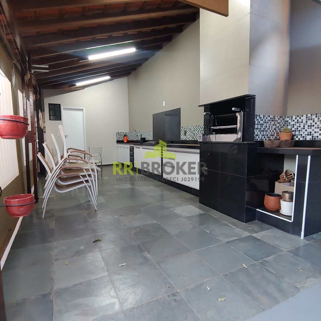 Casa à venda com 3 quartos, 242m² - Foto 1