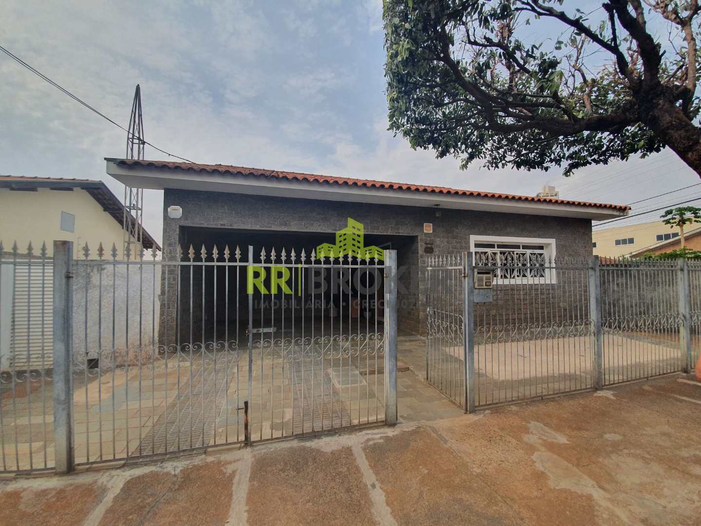 Casa à venda com 3 quartos, 300m² - Foto 1