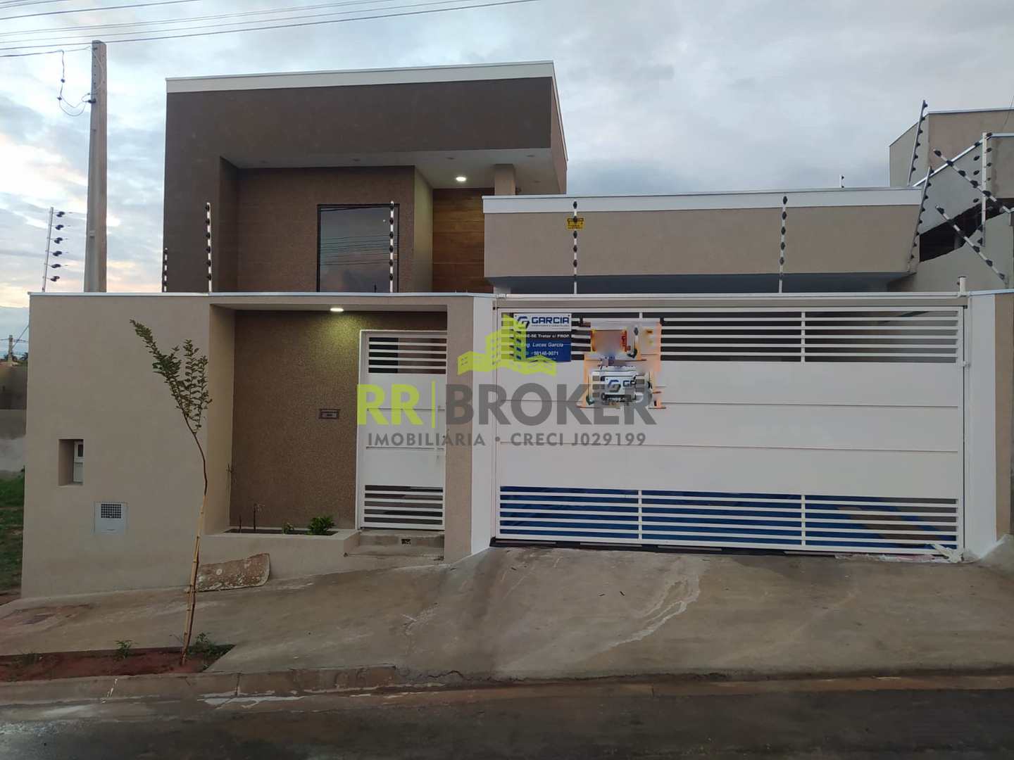 Casa à venda com 3 quartos, 120m² - Foto 1