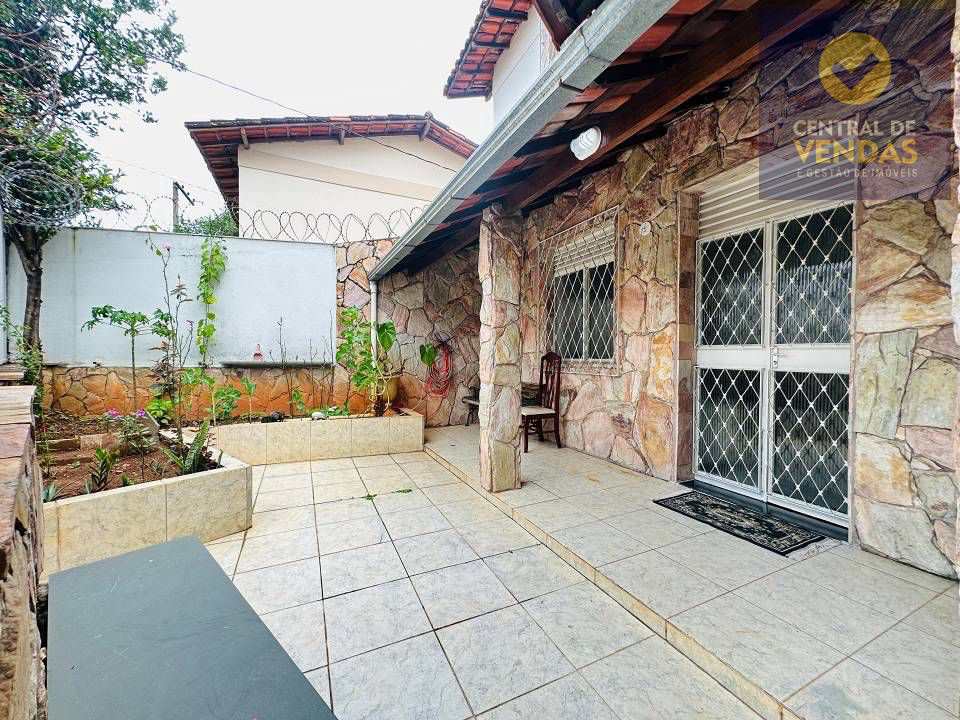 Casa à venda com 3 quartos, 194m² - Foto 1