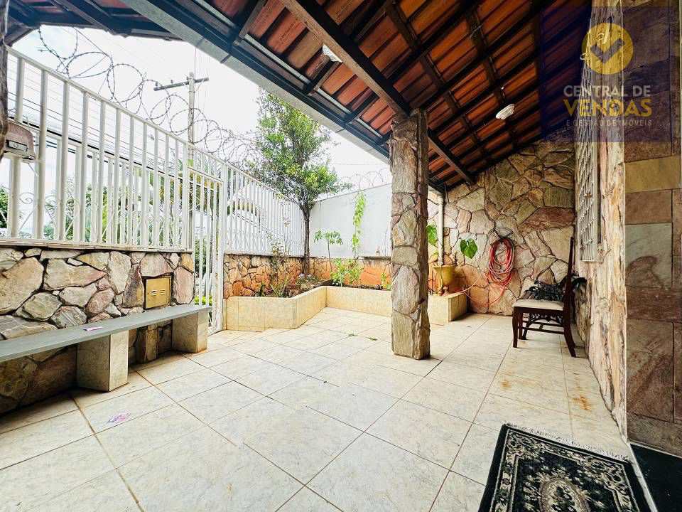 Casa à venda com 3 quartos, 194m² - Foto 4