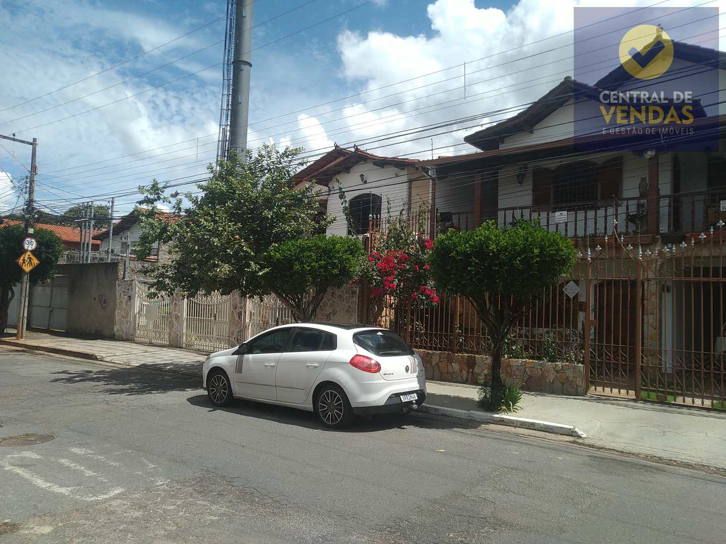 Casa à venda com 4 quartos, 350m² - Foto 3