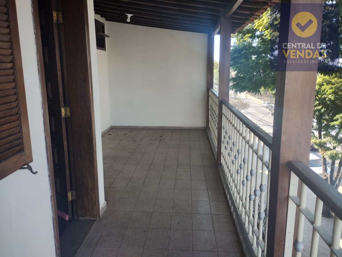 Casa para alugar com 5 quartos, 360m² - Foto 1