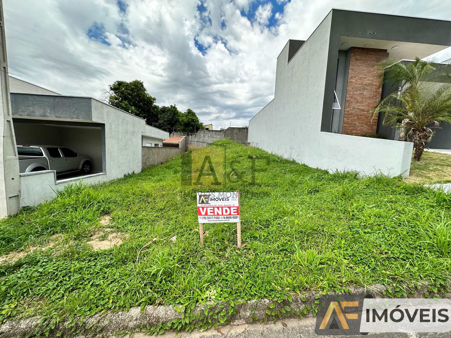 Lindo terreno com 611m², em Condomínio Fechado no Centro de - FDC019