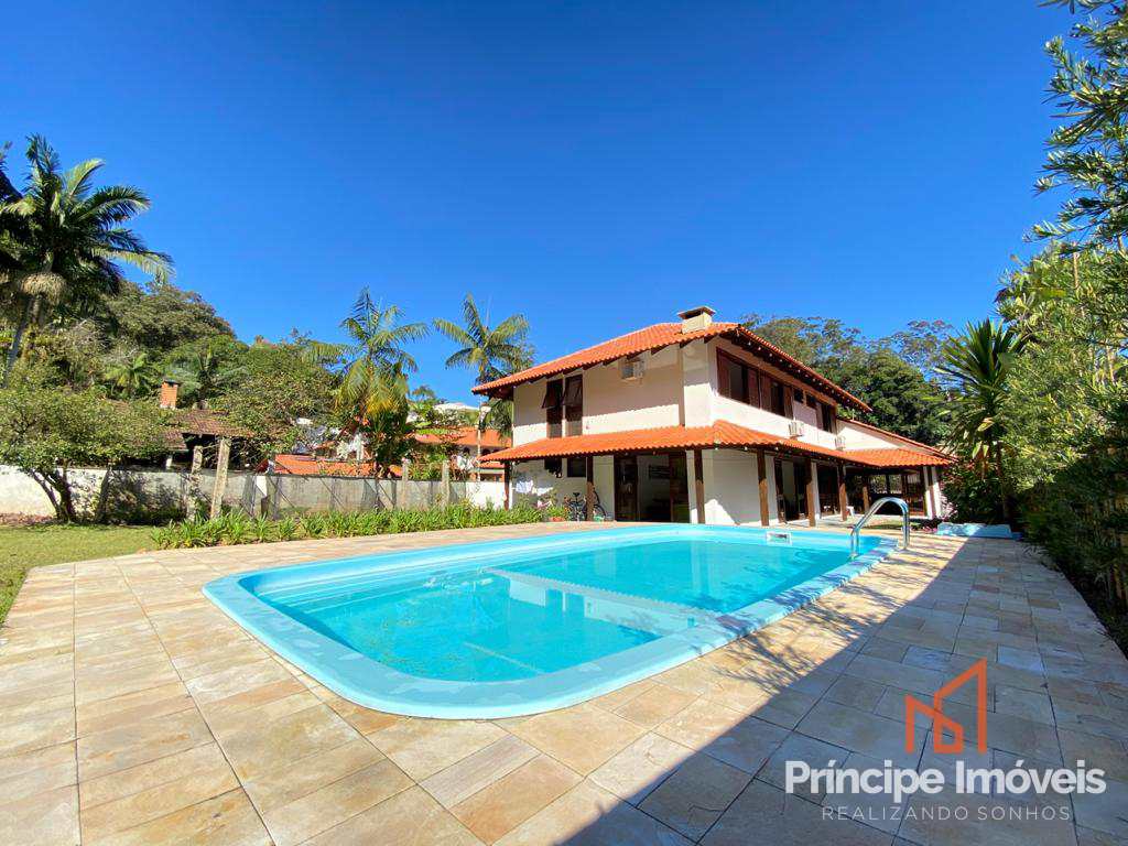 Casa com 4 dormitórios no Saguaçu