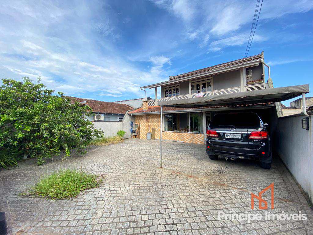 Casa com 3 dormitórios no Jardim Iririú