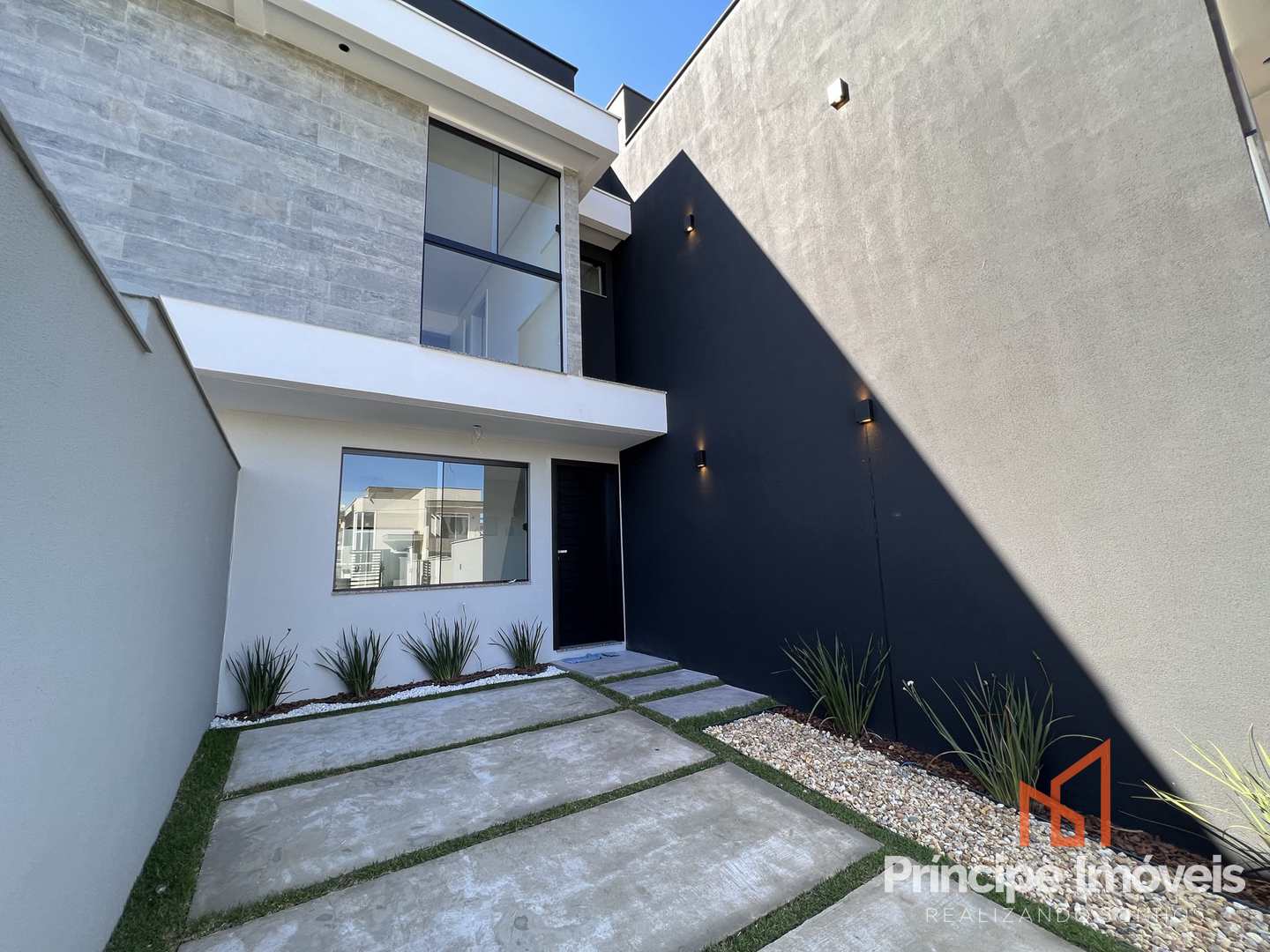 Casa com duas suítes no bairro Glória