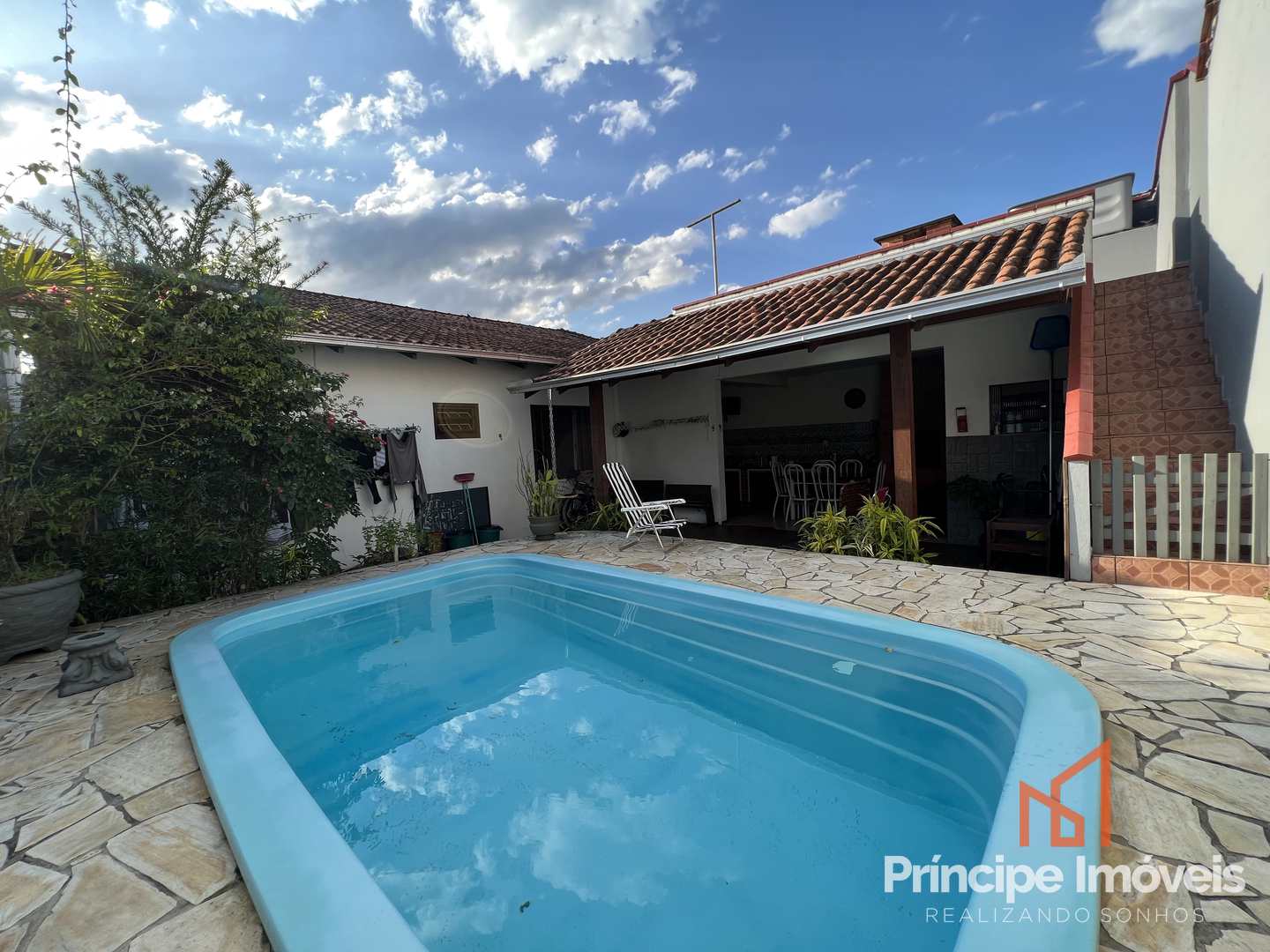 Casa com 3 dormitórios e piscina no Guanabara