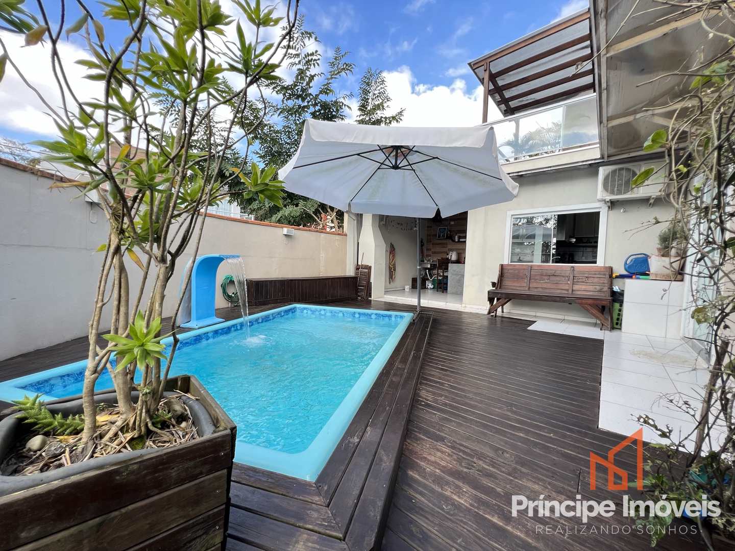 Casa com 3 dormitórios e piscina no Jardim Sofia