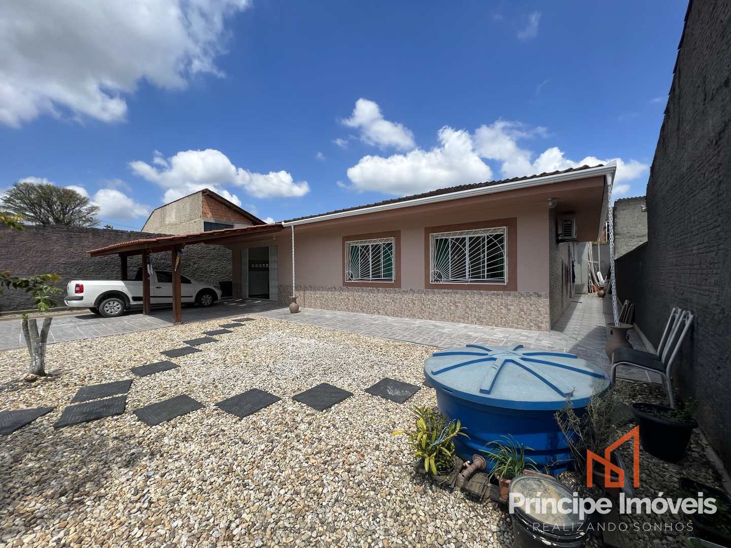 Casa com 4 dormitórios no João Costa